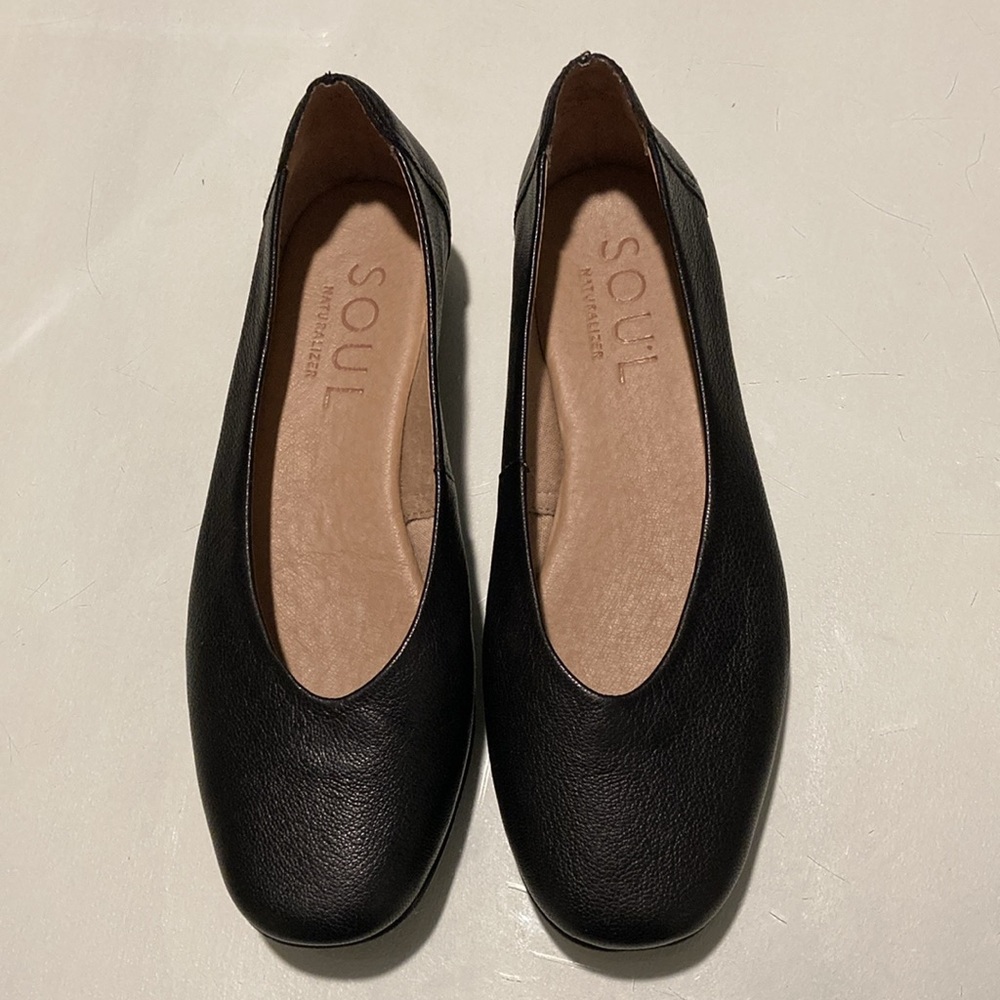 SOUL by Naturalizer black leather flats
Women’s size 7, medium